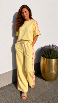 Gele comfortabele set van travelstof met hartjes